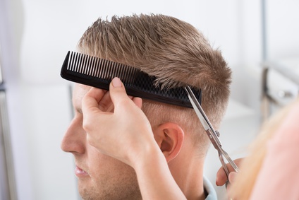 Coiffeur Faisant La Coupe De Cheveux De La Barbe à L'aide D'un Peigne Et De  Ciseaux Pour Un Jeune Homme Séduisant Dans Un Salon De Coiffure Pour Hommes